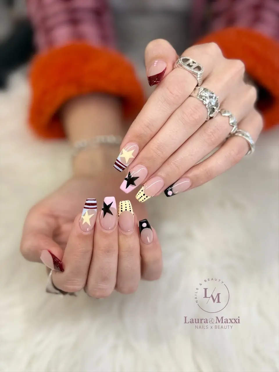 Monochrome nail art